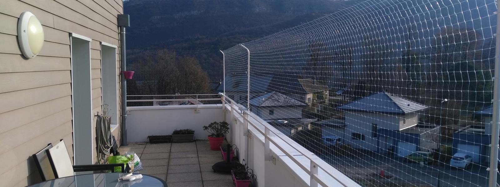 Installation de filets de protection pour chats sur balcons, terrasses et fenêtres - Brico Réno Annecy