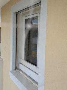 Cadre de fenêtre avec filet anti chute