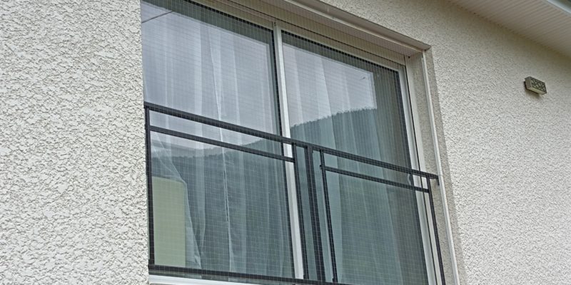 Pose de cadres de fenêtres avec filet antichute