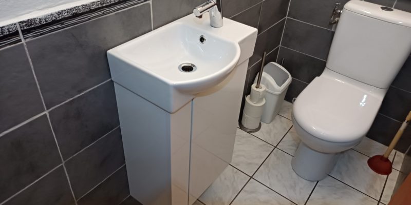 Installation d'un lavabo de toilettes