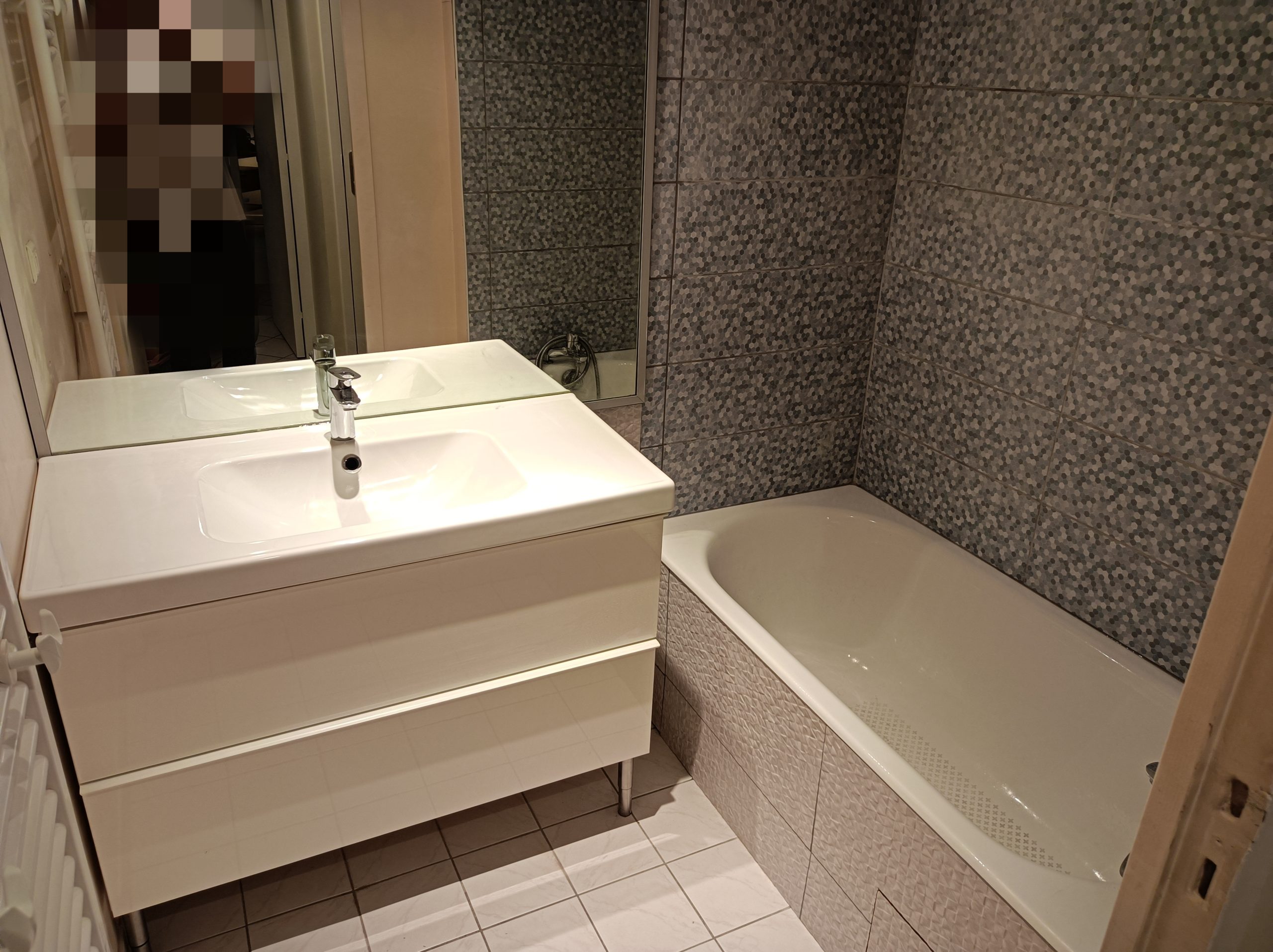 Rénovation d'une salle de bain avec faïence et meuble vasque