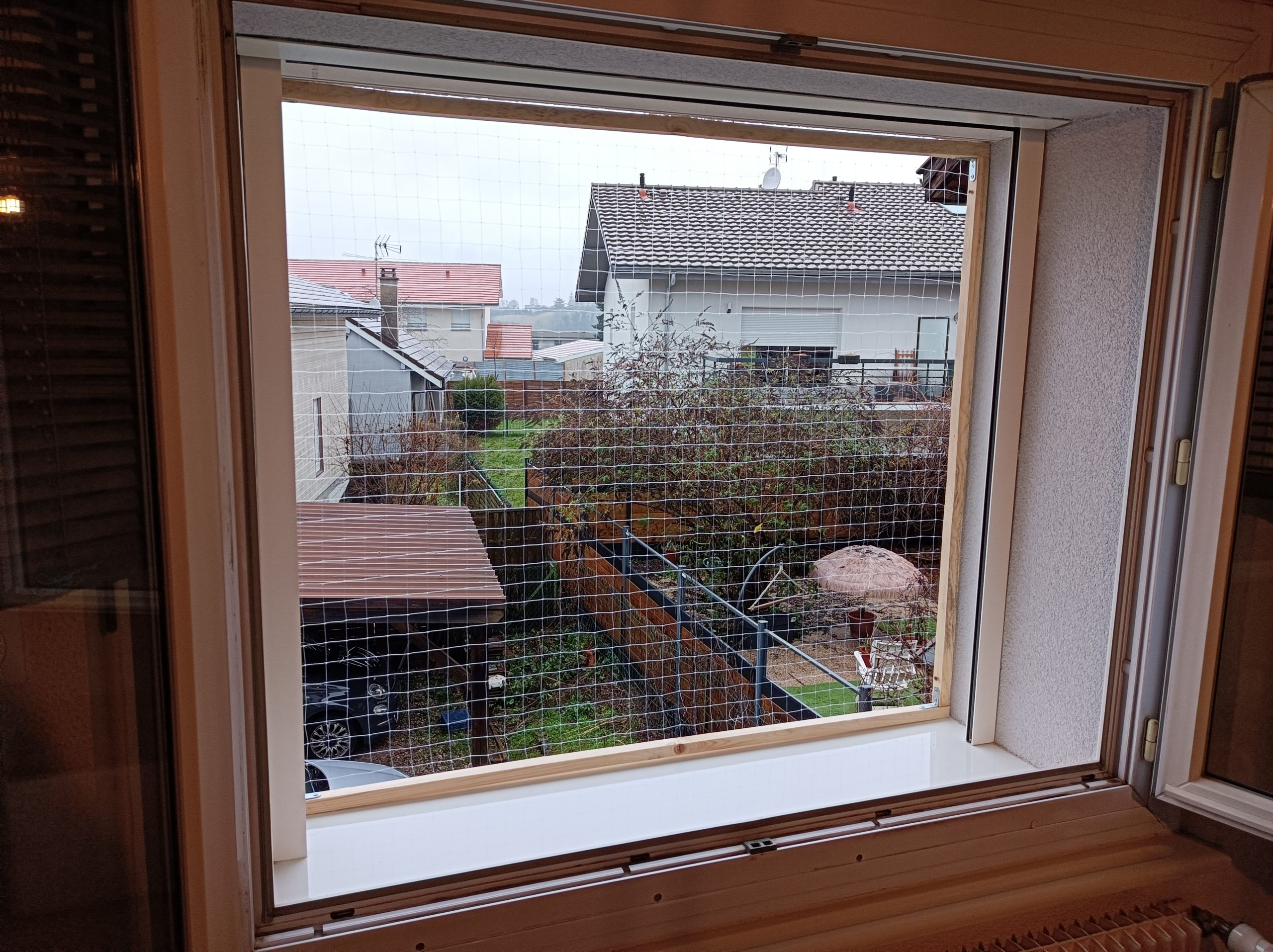 Pose d'un cadre de filet antichute pour fenêtre
