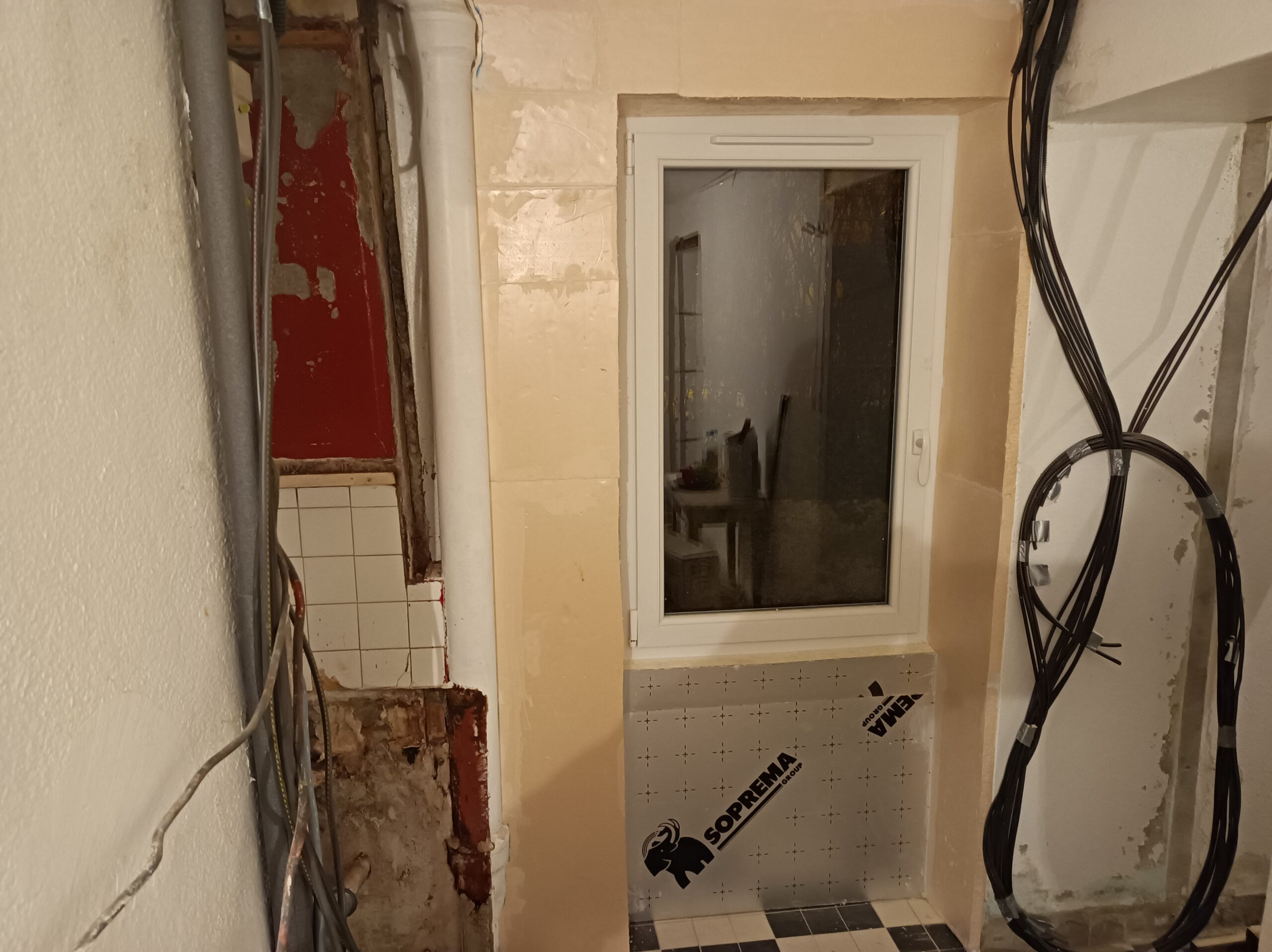 Isolation des murs mousse de polyuréthane, rénovation de maison Luzy
